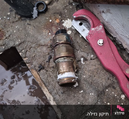 כלי עבודה וצינור על רצפה רטובה